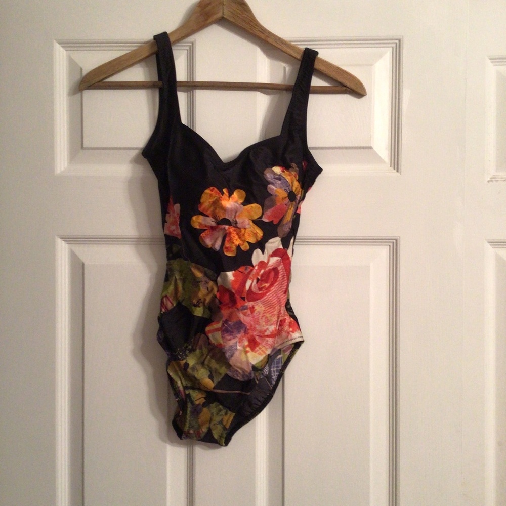 Gottex size 6 floral swimsuit
